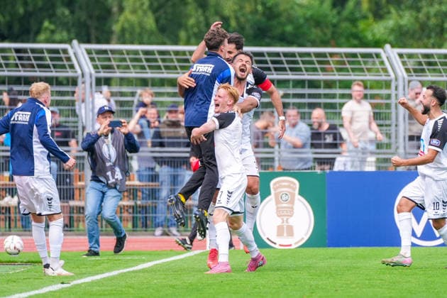 Haris Hyseni (SSV Jeddeloh II, 37) trifft per Elfmeter zum 4:1, Jubel, Freude, Emotionen, Deutschland: Fussball, DFB Pokal, Saison 2026 27, 1. Runde, 23.08.2026, SSV Jeddeloh II vs 1. FC Heidenheim, Marschweg-Stadion (Oldenburg, Niedersachsen) *** Haris Hyseni of SSV Jeddeloh II, 37, scores on a penalty kick to make it 4–1; cheers, joy, excitement; German soccer; DFB Cup; 2026–27 season; 1st round; August 23, 2026; SSV Jeddeloh II vs. 1. FC Heidenheim, Marschweg Stadium, Oldenburg, Lower Saxony Copyright: xLeonxFrickx