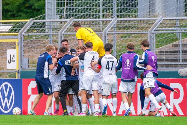 Tor zum 5:1 durch Tim Janßen (SSV Jeddeloh II, 20), Jubel, Freude, Emotionen, Deutschland: Fussball, DFB Pokal, Saison 2026 27, 1. Runde, 23.08.2026, SSV Jeddeloh II vs 1. FC Heidenheim, Marschweg-Stadion (Oldenburg, Niedersachsen) *** Goal to make it 5-1 by Tim Janßen (SSV Jeddeloh II), 20, celebration, joy, emotions, German soccer, DFB Cup, 2026-27 season, 1st round, August 23, 2026, SSV Jeddeloh II vs. 1. FC Heidenheim, Marschweg Stadium, Oldenburg, Lower Saxony Copyright: xLeonxFrickx