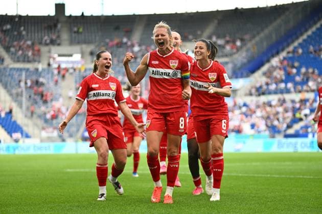 Maxi Rall ( 8; VfB Stuttgart) reißt jubelnd die Faust in die Höhe und wird von Chantal Hagel ( 6; VfB Stuttgart) und Adriana Achcinska ( 22; VfB Stuttgart) umarmt. Die drei VfB-Spielerinnen feiern gemeinsam einen Torerfolg in der SNP Arena in Sinsheim. Maxi Rall ( 8; VfB Stuttgart) jubelt mit Chantal Hagel und Adriana Achcinska *** Maxi Rall (8, VfB Stuttgart) raises her fist in celebration and is embraced by Chantal Hagel (6, VfB Stuttgart) and Adriana Achcinska (22, VfB Stuttgart). The three VfB players celebrate a goal together at the SNP Arena in Sinsheim. Maxi Rall No. 8 Maxi Rall of VfB Stuttgart celebrates with Chantal Hagel and Adriana Achcinska Copyright: xMichaelxGelhardtx