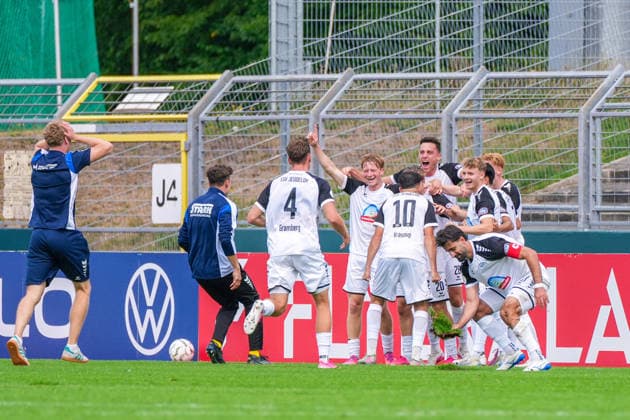 Tor zum 5:1 durch Tim Janßen (SSV Jeddeloh II, 20), Jubel, Freude, Emotionen, Deutschland: Fussball, DFB Pokal, Saison 2026 27, 1. Runde, 23.08.2026, SSV Jeddeloh II vs 1. FC Heidenheim, Marschweg-Stadion (Oldenburg, Niedersachsen) *** Goal making it 5–1 by Tim Janßen of SSV Jeddeloh II, 20, celebration, joy, emotions, German soccer, DFB Cup, 2026–27 season, 1st round, August 23, 2026, SSV Jeddeloh II vs. 1. FC Heidenheim, Marschweg Stadium, Oldenburg, Lower Saxony Copyright: xLeonxFrickx
