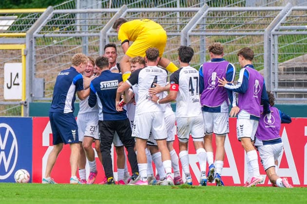 Tor zum 5:1 durch Tim Janßen (SSV Jeddeloh II, 20), Jubel, Freude, Emotionen, Deutschland: Fussball, DFB Pokal, Saison 2026 27, 1. Runde, 23.08.2026, SSV Jeddeloh II vs 1. FC Heidenheim, Marschweg-Stadion (Oldenburg, Niedersachsen) *** Goal making it 5–1 by Tim Janßen of SSV Jeddeloh II, 20, celebration, joy, emotions, German soccer, DFB Cup, 2026–27 season, 1st round, August 23, 2026, SSV Jeddeloh II vs. 1. FC Heidenheim, Marschweg Stadium, Oldenburg, Lower Saxony Copyright: xLeonxFrickx