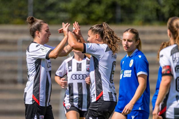 Ingolstadt, Deutschland 23. August 2026: 2. Bundesliga Frauen - 2026 2027 - Sp. 3 - FC Ingolstadt 04 gegen FC Carl Zeiss Jena Im Bild: v.li. Torschützin Anna-Lena Fritz (FCI) jubelt nach ihrem Tor zum 1:2 mit ihren Teamkolleginnen DFL DFB regulations prohibit any use of photographs as image sequences and or quasi-video ESV-Stadion Bayern *** Ingolstadt, Germany, August 23, 2026, 2026–2027 Women’s 2nd Bundesliga, Matchday 3: FC Ingolstadt 04 vs. FC Carl Zeiss Jena. Pictured from left: Goal scorer Anna Lena Fritz of FCI celebrates her goal—making the score 1–2—with her teammates. DFL and DFB Regulations prohibit any use of photographs as image sequences and or quasi-video. ESV Stadion Bayern Copyright: xFotostandx xSchäferx