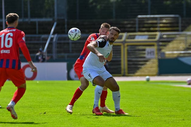 Kamer Krasniqi (SSV JeddelohII, 10) gegen Yannik Wagner (1. FC Heidenheim, 38) SSV Jeddeloh II vs. 1. FC Heidenheim, Fussball, DFB-Pokal, 1. Runde, Saison 2026 2027, 23.08.2026, SSV Jeddeloh II vs. 1. FC Heidenheim, Fussball, DFB-Pokal, 1. Runde, Saison 2026 2027, 23.08.2026 Oldenburg *** Kamer Krasniqi, SSV Jeddeloh II, 10, vs. Yannik Wagner, 1 FC Heidenheim, 38, SSV Jeddeloh II vs. 1 FC Heidenheim, Soccer, DFB Cup, 1st Round, 2026–2027 Season, August 23, 2026, SSV Jeddeloh II vs. 1 FC Heidenheim, Soccer, DFB Cup, First Round, 2026–2027 Season, August 23, 2026, Oldenburg Copyright: xEibner-Pressefoto RobertxGertzenx EP_RGN