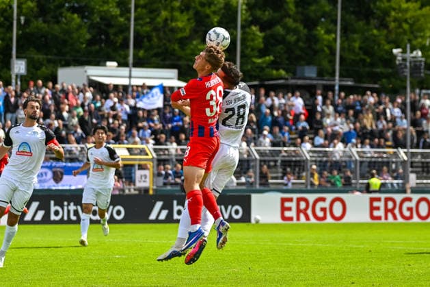 Kopfball zwischen Yannik Wagner (1. FC Heidenheim, 38) und Nicklas von Aschwege (SSV Jeddeloh II, 28) SSV Jeddeloh II vs. 1. FC Heidenheim, Fussball, DFB-Pokal, 1. Runde, Saison 2026 2027, 23.08.2026, SSV Jeddeloh II vs. 1. FC Heidenheim, Fussball, DFB-Pokal, 1. Runde, Saison 2026 2027, 23.08.2026 Oldenburg *** Header between Yannik Wagner (1 FC Heidenheim, 38) and Nicklas von Aschwege (SSV Jeddeloh II, 28); SSV Jeddeloh II vs. 1 FC Heidenheim, Soccer, DFB Cup, 1st Round, 2026–2027 Season, August 23, 2026, SSV Jeddeloh II vs. 1 FC Heidenheim, Soccer, DFB Cup, First Round, 2026–2027 Season, August 23, 2026, Oldenburg Copyright: xEibner-Pressefoto RobertxGertzenx EP_RGN