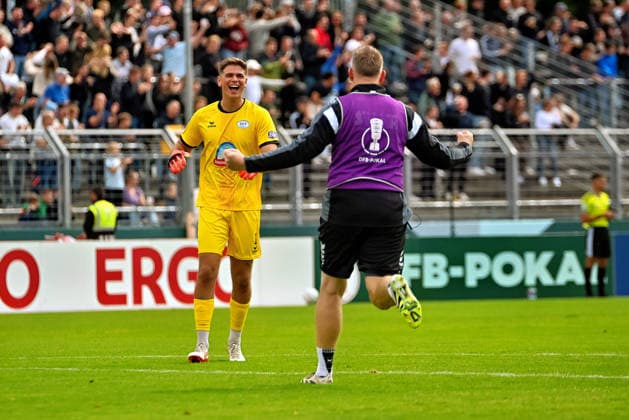 Moritz Onken (SSV Jeddeloh II, 01) und Ralf Potthoff (SSV Jeddeloh II, Torwarttrainer) jubeln SSV Jeddeloh II vs. 1. FC Heidenheim, Fussball, DFB-Pokal, 1. Runde, Saison 2026 2027, 23.08.2026, SSV Jeddeloh II vs. 1. FC Heidenheim, Fussball, DFB-Pokal, 1. Runde, Saison 2026 2027, 23.08.2026 Oldenburg *** Moritz Onken of SSV Jeddeloh II, No. 01, and Ralf Potthoff of SSV Jeddeloh II, goalkeeper coach, celebrate during the match between SSV Jeddeloh II and 1 FC Heidenheim, soccer, DFB Cup, 1st round, 2026–2027 season, August 23, 2026, SSV Jeddeloh II vs. 1 FC Heidenheim, soccer, DFB Cup, 1st round, 2026–2027 season, August 23, 2026, Oldenburg Copyright: xEibner-Pressefoto RobertxGertzenx EP_RGN