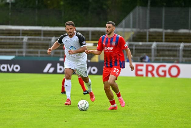 Oualid Mhamdi (1. FC Heidenheim, 22) gegen Haris Hyseni (SSV Jeddeloh II, 37) SSV Jeddeloh II vs. 1. FC Heidenheim, Fussball, DFB-Pokal, 1. Runde, Saison 2026 2027, 23.08.2026, SSV Jeddeloh II vs. 1. FC Heidenheim, Fussball, DFB-Pokal, 1. Runde, Saison 2026 2027, 23.08.2026 Oldenburg *** Oualid Mhamdi (1 FC Heidenheim), 22, vs. Haris Hyseni (SSV Jeddeloh II), 37, SSV Jeddeloh II vs. 1 FC Heidenheim, Soccer, DFB Cup, 1st Round, 2026–2027 Season, August 23, 2026, SSV Jeddeloh II vs. 1 FC Heidenheim, Soccer, DFB Cup, 1st Round, 2026–2027 Season, August 23, 2026, Oldenburg Copyright: xEibner-Pressefoto RobertxGertzenx EP_RGN