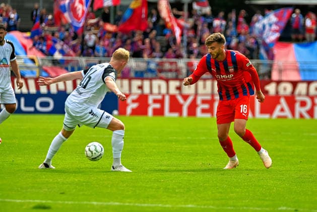 Julian Niehues (1. FC Heidenheim, 16) gegen Robin Krolikowski (SSV Jeddeloh II, 16) SSV Jeddeloh II vs. 1. FC Heidenheim, Fussball, DFB-Pokal, 1. Runde, Saison 2026 2027, 23.08.2026, SSV Jeddeloh II vs. 1. FC Heidenheim, Fussball, DFB-Pokal, 1. Runde, Saison 2026 2027, 23.08.2026 Oldenburg *** Julian Niehues (1 FC Heidenheim, 16) vs. Robin Krolikowski (SSV Jeddeloh II, 16), SSV Jeddeloh II vs. 1 FC Heidenheim, Soccer, DFB Cup, 1st Round, 2026–2027 Season, August 23, 2026, SSV Jeddeloh II vs. 1 FC Heidenheim, Soccer, DFB Cup, 1st Round, 2026–2027 Season, August 23, 2026, Oldenburg Copyright: xEibner-Pressefoto RobertxGertzenx EP_RGN