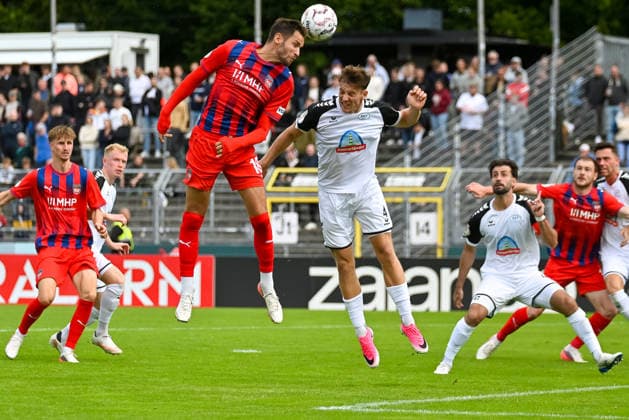 Kopfballszene mit Marvin Pieringer (1. FC Heidenheim, 18) und Philip Gramberg (SSV Jeddeloh II, 04) SSV Jeddeloh II vs. 1. FC Heidenheim, Fussball, DFB-Pokal, 1. Runde, Saison 2026 2027, 23.08.2026, SSV Jeddeloh II vs. 1. FC Heidenheim, Fussball, DFB-Pokal, 1. Runde, Saison 2026 2027, 23.08.2026 Oldenburg *** Heading play involving Marvin Pieringer of 1 FC Heidenheim, 18, and Philip Gramberg of SSV Jeddeloh II, 04; SSV Jeddeloh II vs. 1 FC Heidenheim, Soccer, DFB Cup, 1st Round, 2026–2027 Season, August 23, 2026, SSV Jeddeloh II vs. 1 FC Heidenheim, Soccer, DFB Cup, Round 1, 2026–2027 Season, August 23, 2026, Oldenburg Copyright: xEibner-Pressefoto RobertxGertzenx EP_RGN