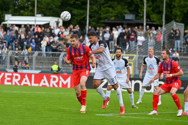 Kopfballszene mit Patrick Mainka (1. FC Heidenheim, 06) und Haris Hyseni (SSV Jeddeloh II, 37) SSV Jeddeloh II vs. 1. FC Heidenheim, Fussball, DFB-Pokal, 1. Runde, Saison 2026 2027, 23.08.2026, SSV Jeddeloh II vs. 1. FC Heidenheim, Fussball, DFB-Pokal, 1. Runde, Saison 2026 2027, 23.08.2026 Oldenburg *** Heading play involving Patrick Mainka (1 FC Heidenheim, No. 06) and Haris Hyseni (SSV Jeddeloh II, No. 37) – SSV Jeddeloh II vs. 1 FC Heidenheim, Soccer, DFB Cup, 1st Round, 2026–2027 Season, August 23, 2026, SSV Jeddeloh II vs. 1 FC Heidenheim, Soccer, DFB Cup, First Round, 2026–2027 Season, August 23, 2026, Oldenburg Copyright: xEibner-Pressefoto RobertxGertzenx EP_RGN