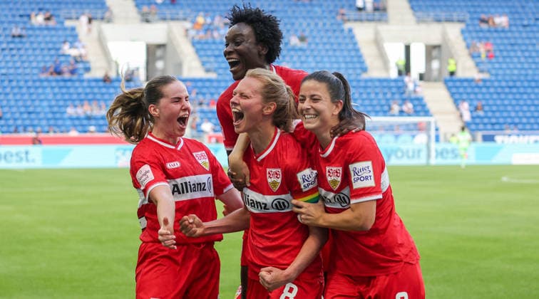 2026.8.23, Deutschland, Sinsheim, Fußball Frauen TSG Hoffenheim vs. VfB Stuttgart, v.l. Adriana Achcinska, Torschützin Maximiliane Rall, Chantal Hagel, Mira Arouna (VfB, oben) jubeln über das Tor zum 1:1 *** August 23, 2026, Germany, Sinsheim, Women s Soccer: TSG Hoffenheim vs. VfB Stuttgart; from left: Adriana Achcinska, goal scorer Maximiliane Rall, Chantal Hagel, Mira Arouna (VfB); celebrating the goal that tied the game at 1–1