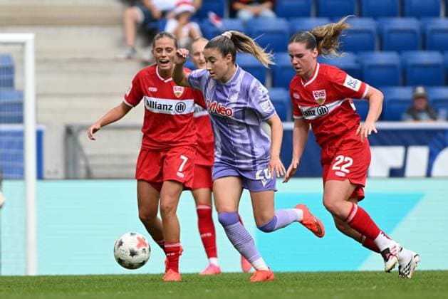 Janna Grimm ( 26; TSG Hoffenheim) behauptet den Ball gegen Dafina Redzepi ( 7; VfB Stuttgart) und Adriana Achcinska ( 22; VfB Stuttgart) in der SNP Arena in Sinsheim. Alle drei Spielerinnen kämpfen intensiv um den Ball auf dem Rasen. Janna Grimm ( 26; TSG Hoffenheim) im Zweikampf gegen VfB Stuttgart *** Janna Grimm (26), TSG Hoffenheim, battles for the ball against Dafina Redzepi (7), VfB Stuttgart, and Adriana Achcinska (22), VfB Stuttgart, at the SNP Arena in Sinsheim. All three players are fighting intensely for the ball on the field. Janna Grimm (26), TSG Hoffenheim, in a duel against VfB Stuttgart Copyright: xMichaelxGelhardtx