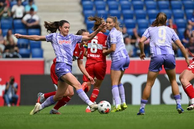 Chiara Hahn ( 23; TSG Hoffenheim) kämpft dynamisch um den Ball gegen eine Spielerin von VfB Stuttgart in der SNP Arena in Sinsheim. Weitere Hoffenheim-Spielerinnen, darunter Marie Steiner ( 9; TSG Hoffenheim), sind im Hintergrund zu sehen. Chiara Hahn ( 23; TSG Hoffenheim) im Zweikampf gegen VfB Stuttgart *** Chiara Hahn, No. 23, of TSG Hoffenheim, battles dynamically for the ball against a VfB Stuttgart player at the SNP Arena in Sinsheim. Other Hoffenheim players, including Marie Steiner (9) of TSG Hoffenheim, can be seen in the background. Chiara Hahn (23) of TSG Hoffenheim in a tackle against VfB Stuttgart Copyright: xMichaelxGelhardtx