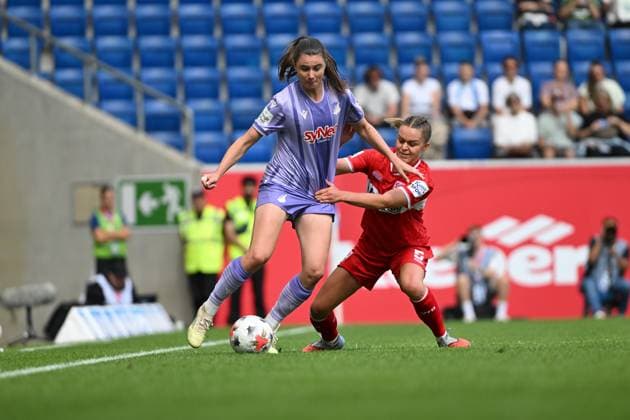 Chiara Hahn ( 23; TSG Hoffenheim) behauptet den Ball gegen Greta Stegemann ( 5; SC Freiburg) in einem intensiven Zweikampf an der Seitenlinie in der SNP Arena in Sinsheim. Beide Spielerinnen kämpfen körperbetont um den Spielball. Chiara Hahn ( 23; TSG Hoffenheim) im Zweikampf mit Greta Stegemann *** Chiara Hahn (23), TSG Hoffenheim, holds onto the ball against Greta Stegemann (5), SC Freiburg, in a fierce tackle along the sideline at the SNP Arena in Sinsheim. Both players are battling physically for possession. Chiara Hahn (23), TSG Hoffenheim, in a tackle with Greta Stegemann Copyright: xMichaelxGelhardtx
