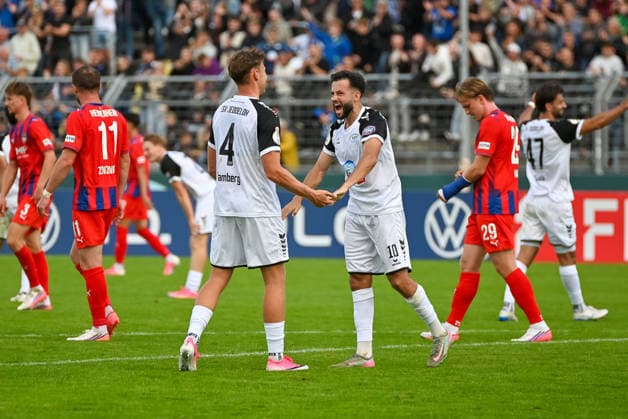Kamer Krasniqi (SSV Jeddeloh II, 10) und Philip GRamberg (SSV Jeddeloh II, 04) jubeln ueber den Sieg SSV Jeddeloh II vs. 1. FC Heidenheim, Fussball, DFB-Pokal, 1. Runde, Saison 2026 2027, 23.08.2026, SSV Jeddeloh II vs. 1. FC Heidenheim, Fussball, DFB-Pokal, 1. Runde, Saison 2026 2027, 23.08.2026 Oldenburg *** Kamer Krasniqi of SSV Jeddeloh II, 10, and Philip Gramberg of SSV Jeddeloh II, 04 celebrate the victory in the match between SSV Jeddeloh II and 1 FC Heidenheim, soccer, DFB Cup, Round 1, 2026–2027 season, August 23, 2026, SSV Jeddeloh II vs. 1 FC Heidenheim, soccer, DFB Cup, 1st round, 2026–2027 season, August 23, 2026, Oldenburg Copyright: xEibner-Pressefoto RobertxGertzenx EP_RGN