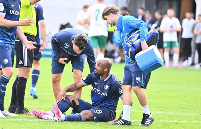 23.08.2026 - Fussball - Saison 2026 2027 - DFB Pokal Vereinspokal - 01. Runde: SpVgg Greuther Fürth ( Kleeblatt ) - VfL Bochum - Sportfoto Zink - xwoxzix - regulations prohibit any use of photographs as image sequences and or quasi-video - Jean Manuel Mbom (8, VfL Bochum ) muss aufgeben - verletzt Verletzung *** August 23, 2026 Soccer Season 2026–2027 DFB Cup Club Cup First Round SpVgg Greuther Fürth Kleeblatt vs. VfL Bochum Sports photo by Zink xwoxzix; regulations prohibit any use of photographs as image sequences and or quasi-video Jean Manuel Mbat 8, VfL Bochum had to forfeit due to injury