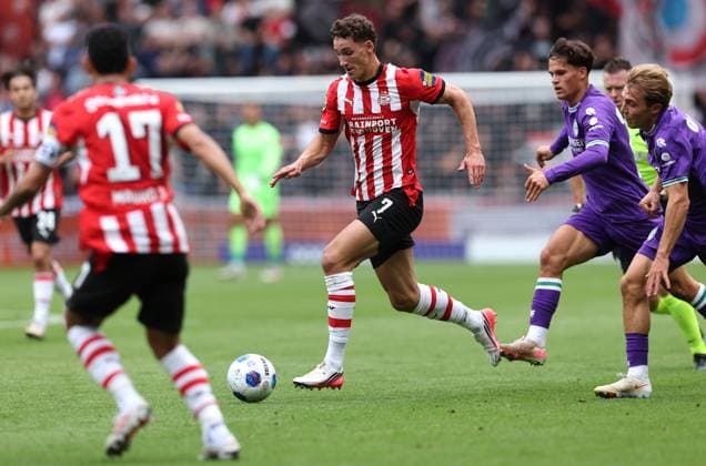 EINDHOVEN - PSV Eindhoven aanvaller Ruben van Bommel tijdens de Vriendenloterij eredivisie wedstrijd tussen PSV en FC Groningen in Philips stadion op 23 augustus 2026 in Eindhoven , Nederland. - *** EINDHOVEN: PSV Eindhoven forward Ruben van Bommel during the Vriendenloterij Eredivisie match between PSV and FC Groningen at Philips Stadium on August 23, 2026, in Eindhoven, the Netherlands