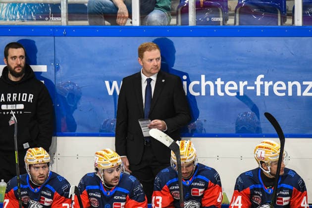 Nuernberg Ice Tigers vs. Loewen Frankfurt, Eishockey, Deutsche Eishockey Liga, Penny DEL, Vorbereitungsspiel, Gaeuboden Cup, Saison 2026 2027 am 23.08.2026 Coach Mitch O Keefe (Nuernberg Ice Tigers), Eishockey Herren, Deutsche Eishockey Liga, Penny DEL, Vorbereitungsspiel, Gaeuboden Cup, Saison 2026 2027 am 23.08.2026 im Eisstadion am Pulverturm, Nuernberg Ice Tigers (blau) gegen Loewen Frankfurt (weiss) *** Nuremberg Ice Tigers vs. Löwen Frankfurt, Ice Hockey, German Ice Hockey League, Penny DEL, Preseason Game, Gaeuboden Cup, 2026–2027 Season on August 23, 2026; Coach Mitch O Keefe, Nuremberg Ice Tigers, Men s Ice Hockey, German Ice Hockey League, Penny DEL, Preseason Game, Gaeuboden Cup, 2026–2027 Season on August 23, 2026, at the Eisstadion am Pulverturm, Nuremberg Ice Tigers (blue) vs. Löwen Frankfurt (white)
