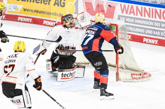 Nuernberg Ice Tigers vs. Loewen Frankfurt, Eishockey, Deutsche Eishockey Liga, Penny DEL, Vorbereitungsspiel, Gaeuboden Cup, Saison 2026 2027 am 23.08.2026 Tyler Spezia (Nuernberg Ice Tigers), vergibt den Treffer vor Cody Brenner (Loewen Frankfurt), Eishockey Herren, Deutsche Eishockey Liga, Penny DEL, Vorbereitungsspiel, Gaeuboden Cup, Saison 2026 2027 am 23.08.2026 im Eisstadion am Pulverturm, Nuernberg Ice Tigers (blau) gegen Loewen Frankfurt (weiss) *** Nuremberg Ice Tigers vs. Löwen Frankfurt, Ice Hockey, German Ice Hockey League, Penny DEL, Preseason Game, Gaeuboden Cup, 2026–2027 season on August 23, 2026. Tyler Spezia of the Nuremberg Ice Tigers scores past Cody Brenner of the Löwen Frankfurt. Men’s ice hockey, German Ice Hockey League, Penny DEL, preseason game, Gaeuboden Cup, 2026–2027 season on August 23, 2026, at the Eisstadion am Pulverturm, Nuremberg Ice Tigers (blue) vs. Loewen Frankfurt (white)
