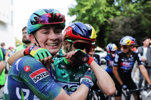 2026 Lloyds Tour of Britain Women Picture by Alex Whitehead SWpix.com - 23 08 2026 - Cycling - UCI Women s World Tour - 2026 Lloyds Tour of Britain Women - Stage 5: Royal Leamington Spa to Royal Leamington Spa (123.8km) - Kim Le Court-Pienaar (AG Insurance - Soudal Team) celebrates with teammates Copyright: x xSWpix.comx(t axPhotographyxHubxLtd)xAlexxWhitehead SWpix.comx SWP-3030-19169