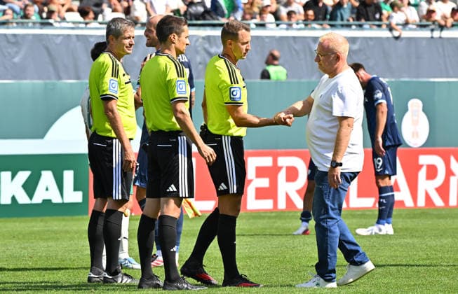 23.08.2026 - Fussball - Saison 2026 2027 - DFB Pokal Vereinspokal - 01. Runde: SpVgg Greuther Fürth ( Kleeblatt ) - VfL Bochum - Sportfoto Zink MeZi - xmexzix - regulations prohibit any use of photographs as image sequences and or quasi-video - Florian Lechner (Schiedsrichter) Heiko Vogel ( Trainer SpVgg Greuther Fürth ) nach Spielende *** August 23, 2026 Soccer Season 2026–2027 DFB Cup Club Cup 1st Round SpVgg Greuther Fürth Kleeblatt vs. VfL Bochum Sports photo by Zink MeZi xmexzix; regulations prohibit any use of photographs as image sequences and or quasi-video. Florian Lechner, referee; Heiko Vogel, coach of SpVgg Greuther Fürth, after the final whistle