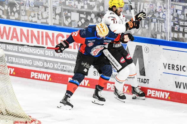 Nuernberg Ice Tigers vs. Loewen Frankfurt, Eishockey, Deutsche Eishockey Liga, Penny DEL, Vorbereitungsspiel, Gaeuboden Cup, Saison 2026 2027 am 23.08.2026 Timo Bakos (Nuernberg Ice Tigers), an der Bande mit Linus Froeberg (Loewen Frankfurt), Eishockey Herren, Deutsche Eishockey Liga, Penny DEL, Vorbereitungsspiel, Gaeuboden Cup, Saison 2026 2027 am 23.08.2026 im Eisstadion am Pulverturm, Nuernberg Ice Tigers (blau) gegen Loewen Frankfurt (weiss) *** Nuremberg Ice Tigers vs. Löwen Frankfurt, Ice Hockey, German Ice Hockey League, Penny DEL, Preseason Game, Gaeuboden Cup, 2026–2027 season on August 23, 2026: Timo Bakos of the Nuremberg Ice Tigers at the boards with Linus Froeberg of the Löwen Frankfurt, men’s ice hockey, German Ice Hockey League, Penny DEL, preseason game, Gaeuboden Cup, 2026–2027 season on August 23, 2026, at the Eisstadion am Pulverturm, Nuremberg Ice Tigers (blue) vs. Loewen Frankfurt (white)