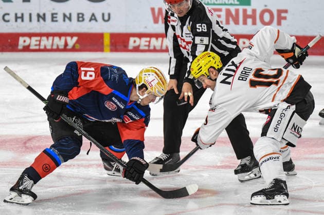 Nuernberg Ice Tigers vs. Loewen Frankfurt, Eishockey, Deutsche Eishockey Liga, Penny DEL, Vorbereitungsspiel, Gaeuboden Cup, Saison 2026 2027 am 23.08.2026 Austin Magera (Nuernberg Ice Tigers) beim Bully mit Brandon Biro (Loewen Frankfurt), Eishockey Herren, Deutsche Eishockey Liga, Penny DEL, Vorbereitungsspiel, Gaeuboden Cup, Saison 2026 2027 am 23.08.2026 im Eisstadion am Pulverturm, Nuernberg Ice Tigers (blau) gegen Loewen Frankfurt (weiss) *** Nuremberg Ice Tigers vs. Löwen Frankfurt, Ice Hockey, German Ice Hockey League, Penny DEL, Preseason Game, Gaeuboden Cup, 2026–2027 season on August 23, 2026: Austin Magera of the Nuremberg Ice Tigers takes the faceoff against Brandon Biro of the Löwen Frankfurt, Men’s Ice Hockey, German Ice Hockey League, Penny DEL, preseason game, Gaeuboden Cup, 2026–2027 season on August 23, 2026, at the Eisstadion am Pulverturm; Nuremberg Ice Tigers (blue) vs. Löwen Frankfurt (white)