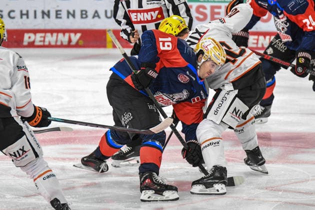 Nuernberg Ice Tigers vs. Loewen Frankfurt, Eishockey, Deutsche Eishockey Liga, Penny DEL, Vorbereitungsspiel, Gaeuboden Cup, Saison 2026 2027 am 23.08.2026 Austin Magera (Nuernberg Ice Tigers) beim Bully mit Brandon Biro (Loewen Frankfurt), Eishockey Herren, Deutsche Eishockey Liga, Penny DEL, Vorbereitungsspiel, Gaeuboden Cup, Saison 2026 2027 am 23.08.2026 im Eisstadion am Pulverturm, Nuernberg Ice Tigers (blau) gegen Loewen Frankfurt (weiss) *** Nuremberg Ice Tigers vs. Löwen Frankfurt, Ice Hockey, German Ice Hockey League, Penny DEL, Preseason Game, Gaeuboden Cup, 2026–2027 season on August 23, 2026: Austin Magera of the Nuremberg Ice Tigers takes the faceoff against Brandon Biro of the Löwen Frankfurt, Men’s Ice Hockey, German Ice Hockey League, Penny DEL, preseason game, Gaeuboden Cup, 2026–2027 season on August 23, 2026, at the Eisstadion am Pulverturm; Nuremberg Ice Tigers (blue) vs. Löwen Frankfurt (white)
