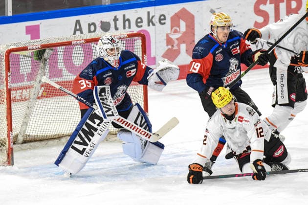 Nuernberg Ice Tigers vs. Loewen Frankfurt, Eishockey, Deutsche Eishockey Liga, Penny DEL, Vorbereitungsspiel, Gaeuboden Cup, Saison 2026 2027 am 23.08.2026 Luis Janett und Austin Magera (Nuernberg Ice Tigers), mit Noah Dunham (Loewen Frankfurt), Eishockey Herren, Deutsche Eishockey Liga, Penny DEL, Vorbereitungsspiel, Gaeuboden Cup, Saison 2026 2027 am 23.08.2026 im Eisstadion am Pulverturm, Nuernberg Ice Tigers (blau) gegen Loewen Frankfurt (weiss) *** Nuremberg Ice Tigers vs. Löwen Frankfurt, Ice Hockey, German Ice Hockey League, Penny DEL, Preseason Game, Gaeuboden Cup, 2026–2027 season on August 23, 2026—Luis Janett and Austin Magera of the Nuremberg Ice Tigers, with Noah Dunham of the Loewen Frankfurt, men’s ice hockey, German Ice Hockey League, Penny DEL, preseason game, Gaeuboden Cup, 2026–2027 season on August 23, 2026, at the Eisstadion am Pulverturm; Nuremberg Ice Tigers (blue) vs. Löwen Frankfurt (white)