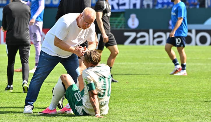 23.08.2026 - Fussball - Saison 2026 2027 - DFB Pokal Vereinspokal - 01. Runde: SpVgg Greuther Fürth ( Kleeblatt ) - VfL Bochum - Sportfoto Zink MeZi - xmexzix - regulations prohibit any use of photographs as image sequences and or quasi-video - Heiko Vogel ( Trainer SpVgg Greuther Fürth ) Felix Klaus (30, SpVgg Greuther Fürth ) enttäuscht Enttäuschung nach Spielende *** August 23, 2026 Soccer Season 2026–2027 DFB Cup Club Cup First Round SpVgg Greuther Fürth Kleeblatt vs. VfL Bochum Sports photo by Zink MeZi xmexzix. Regulations prohibit any use of photographs as image sequences and or quasi-video. HeIko Vogel, coach of SpVgg Greuther Fürth, Felix Klaus, 30; SpVgg Greuther Fürth disappointed—disappointment after the final whistle