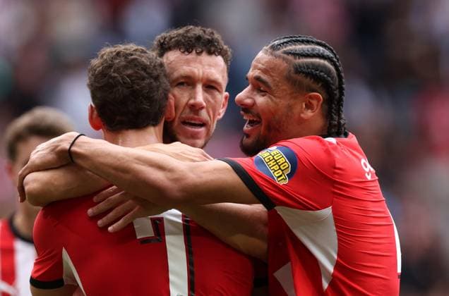EINDHOVEN - PSV Eindhoven aanvaller Ivan Perisic heeft gescoord en viert dat met PSV Eindhoven aanvaller Ruben van Bommel. en PSV Eindhoven verdediger Armando Obispo tijdens de Vriendenloterij eredivisie wedstrijd tussen PSV en FC Groningen in Philips stadion op 23 augustus 2026 in Eindhoven , Nederland. - *** EINDHOVEN: PSV Eindhoven forward Ivan Perisic has scored and is celebrating with PSV Eindhoven forward Ruben van Bommel and PSV Eindhoven defender Armando Obispo during the Vriendenloterij Eredivisie match between PSV and FC Groningen at Philips Stadium on August 23, 2026, in Eindhoven, the Netherlands