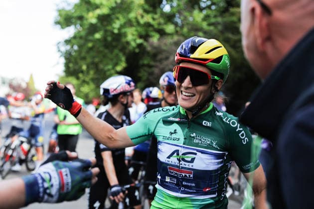 2026 Lloyds Tour of Britain Women Picture by Alex Whitehead SWpix.com - 23 08 2026 - Cycling - UCI Women s World Tour - 2026 Lloyds Tour of Britain Women - Stage 5: Royal Leamington Spa to Royal Leamington Spa (123.8km) - Winner of the General Classification, Kim Le Court-Pienaar (AG Insurance - Soudal Team), celebrates Copyright: x xSWpix.comx(t axPhotographyxHubxLtd)xAlexxWhitehead SWpix.comx SWP-3030-19172