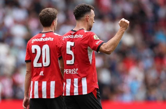 EINDHOVEN - PSV Eindhoven aanvaller Ivan Perisic viert het doelpunt tijdens de Vriendenloterij eredivisie wedstrijd tussen PSV en FC Groningen in Philips stadion op 23 augustus 2026 in Eindhoven , Nederland. - *** EINDHOVEN PSV Eindhoven forward Ivan Perisic celebrates his goal during the Vriendenloterij Eredivisie match between PSV and FC Groningen at Philips Stadium on August 23, 2026, in Eindhoven, the Netherlands