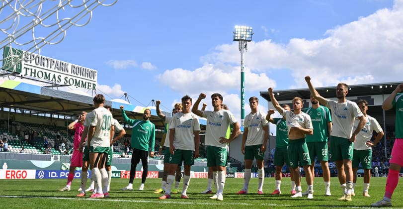23.08.2026 - Fussball - Saison 2026 2027 - DFB Pokal Vereinspokal - 01. Runde: SpVgg Greuther Fürth ( Kleeblatt ) - VfL Bochum - Sportfoto Zink - xwoxzix - regulations prohibit any use of photographs as image sequences and or quasi-video - Mannschaft Team Fürth vor Fans Fanblock nach Spielende - enttäuscht Enttäuschung *** August 23, 2026 Soccer Season 2026–2027 DFB Cup Club Cup First Round SpVgg Greuther Fürth Kleeblatt vs. VfL Bochum Sports photo by Zink xwoxzix; regulations prohibit any use of photographs as image sequences and or quasi-video. Team Fürth in front of fans, fan section after the game ends, disappointed, disappointment