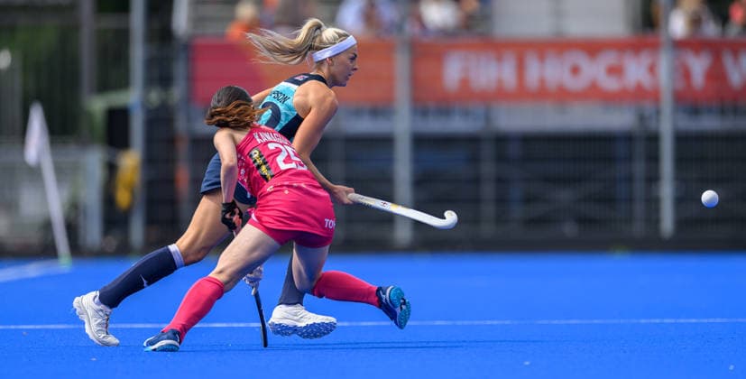 Day Nine Amy Thompson of England works her way past Haruka Kawaguchi of Japan during the Pool G match in the 2026 FIH Hockey World Cup at Wagener Stadium, Amstelveen 23 08 2026 UK Newspapers OUT Copyright: xGraemexWilcocksonx FIL-23821-0026