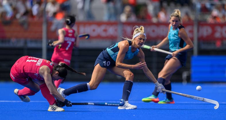 Day Nine Amy Thompson of England blocks Akari Nakagomi of Japan during the Pool G match in the 2026 FIH Hockey World Cup at Wagener Stadium, Amstelveen 23 08 2026 UK Newspapers OUT Copyright: xGraemexWilcocksonx FIL-23821-0036