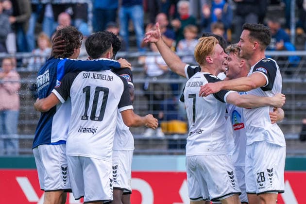 SSV Jeddeloh II feiert nach dem Abpfiff, Jubel, Freude, Emotionen, Deutschland: Fussball, DFB Pokal, Saison 2026 27, 1. Runde, 23.08.2026, SSV Jeddeloh II vs 1. FC Heidenheim, Marschweg-Stadion (Oldenburg, Niedersachsen) *** SSV Jeddeloh II celebrates after the final whistle: cheers, joy, emotions, German soccer, DFB Cup, 2026–27 season, 1st round, August 23, 2026, SSV Jeddeloh II vs. 1. FC Heidenheim, Marschweg Stadium, Oldenburg, Lower Saxony Copyright: xLeonxFrickx