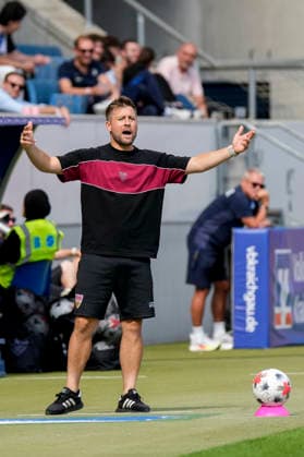 Nico Schneck (Trainer, Cheftrainer, VfB Stuttgart), gibt Anweisungen, gestikuliert, mit den Armen gestikulieren, Freisteller, Ganzkörper, Einzelbild, Einzelfoto, Aktion, Action, am Spielfeldrand, an der Seitenauslinie, 23.08.2026, Sinsheim (Deutschland), Fussball, Google Pixel Frauen-Bundesliga, TSG 1899 Hoffenheim - VfB Stuttgart, DFB DFL REGULATIONS PROHIBIT ANY USE OF PHOTOGRAPHS AS IMAGE SEQUENCES AND OR QUASI-VIDEO. *** Nico Schneck, Coach, Head Coach, VfB Stuttgart, giving instructions, gesturing, gesturing with his arms, close-up, full-body, single frame, single photo, action, on the sidelines, at the sideline, August 23, 2026, Sinsheim, Germany, soccer, Google Pixel Women’s Bundesliga, TSG 1899 Hoffenheim vs. VfB Stuttgart, DFB and DFL regulations prohibit any use of photographs as image sequences and or quasi-video xozx
