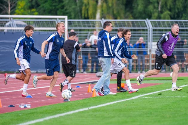 Kristian Arambasic (SSV Jeddeloh II, Trainer), Auswechselbank von Jeddeloh jubelt beim Abpfiff, Freude, Emotionen, Deutschland: Fussball, DFB Pokal, Saison 2026 27, 1. Runde, 23.08.2026, SSV Jeddeloh II vs 1. FC Heidenheim, Marschweg-Stadion (Oldenburg, Niedersachsen) *** Kristian Arambasic, SSV Jeddeloh II, coach, Jeddeloh s bench celebrates at the final whistle; joy, emotions, German soccer, DFB Cup, 2026–27 season, 1st round, August 23, 2026, SSV Jeddeloh II vs. 1. FC Heidenheim, Marschweg Stadium, Oldenburg, Lower Saxony Copyright: xLeonxFrickx