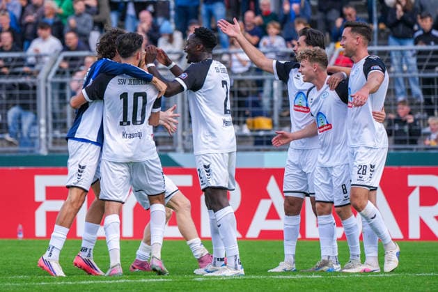 SSV Jeddeloh II feiert nach dem Abpfiff, Jubel, Freude, Emotionen, Deutschland: Fussball, DFB Pokal, Saison 2026 27, 1. Runde, 23.08.2026, SSV Jeddeloh II vs 1. FC Heidenheim, Marschweg-Stadion (Oldenburg, Niedersachsen) *** SSV Jeddeloh II celebrates after the final whistle: cheers, joy, excitement, German soccer, DFB Cup, 2026–27 season, 1st round, August 23, 2026, SSV Jeddeloh II vs. 1. FC Heidenheim, Marschweg Stadium, Oldenburg, Lower Saxony Copyright: xLeonxFrickx