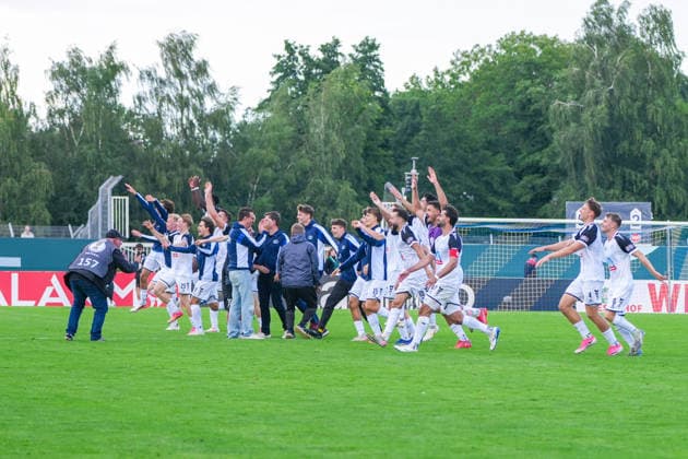 SSV Jeddeloh II jubelt nach Abpfiff mit den eigenen Fans, Deutschland: Fussball, DFB Pokal, Saison 2026 27, 1. Runde, 23.08.2026, SSV Jeddeloh II vs 1. FC Heidenheim, Marschweg-Stadion (Oldenburg, Niedersachsen) *** SSV Jeddeloh II celebrates with its fans after the final whistle, German soccer, DFB Cup, 2026–27 season, 1st round, August 23, 2026, SSV Jeddeloh II vs. 1 FC Heidenheim, Marschweg Stadium, Oldenburg, Lower Saxony Copyright: xLeonxFrickx