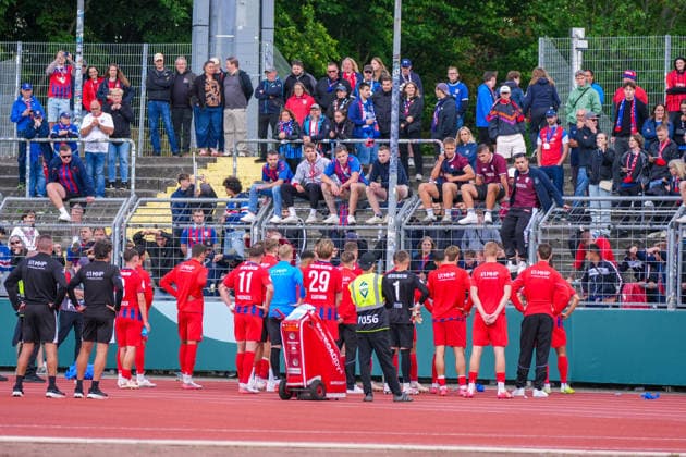1. FC Heidenheim enttäuscht, frustriert, verärgert nach Abpfiff bei den eigenen Fans, Deutschland: Fussball, DFB Pokal, Saison 2026 27, 1. Runde, 23.08.2026, SSV Jeddeloh II vs 1. FC Heidenheim, Marschweg-Stadion (Oldenburg, Niedersachsen) *** 1 FC Heidenheim: Disappointed, Frustrated, and Angry After the Final Whistle in Front of Their Own Fans, German Soccer, DFB Cup, 2026–27 Season, First Round, August 23, 2026, SSV Jeddeloh II vs. 1 FC Heidenheim, Marschweg Stadium, Oldenburg, Lower Saxony Copyright: xLeonxFrickx