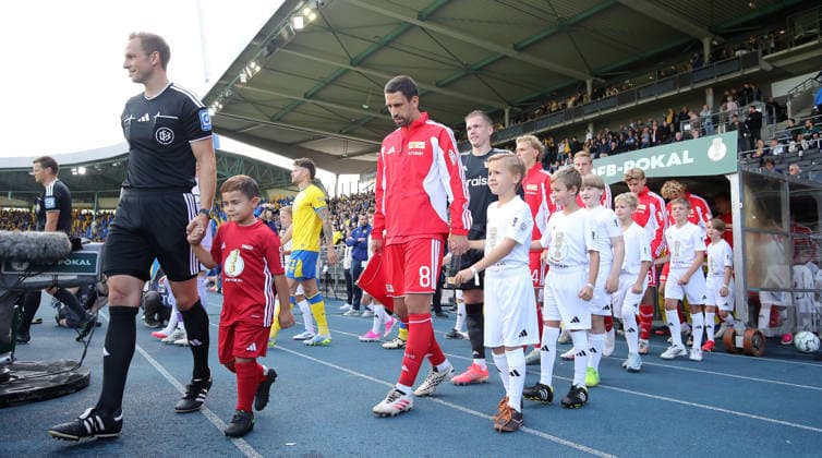 Mannschaften beim Einlaufen vor Spielbeginn, Christopher Trimmel, Torwart Matheo Raab Fußball Fussball DFB Pokal 1. Runde Saison 2026 2027 23.08.2026 Eintracht Braunschweig BTSV vs. 1.FC Union Berlin FCU DFL regulations prohibit any use of photographs as image sequences and or quasi-video *** Teams warming up before kickoff, Christopher Trimmel, Goalkeeper Matheo Raab Sports Soccer DFB Cup First Round 2026–2027 Season August 23, 2026 Eintracht Braunschweig BTSV vs. 1. FC Union Berlin FCU DFL regulations prohibit any use of photographs as image sequences and or quasi-video