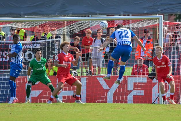 Mateusz Zukowski (1. FC Magdeburg, 22) beim Kopfball und vor Dennis Klose (Bahlinger SC, 01) GER, Bahlinger SC vs 1. FC Magdeburg, Fussball, DFB-Pokal, 1. Hauptrunde, Saison 2026 2027, 23.08.2026 DFB REGULATIONS PROHIBIT ANY USE OF PHOTOGRAPHS AS IMAGE SEQUENCES AND OR QUASI-VIDEO GER, Bahlinger SC vs 1. FC Magdeburg, Fussball, DFB-Pokal, 1. Hauptrunde, Saison 2026 2027, 23.08.2026 Bahlingen *** Mateusz Zukowski, 1 FC Magdeburg, 22, heading the ball ahead of Dennis Klose, Bahlinger SC, 01 GER, Bahlinger SC vs. 1 FC Magdeburg, soccer, DFB Cup, 1st Round, 2026–2027 season, August 23, 2026 DFB regulations prohibit any use of photographs as image sequences and or quasi-video GER, Bahlinger SC vs. 1 FC Magdeburg, soccer, DFB Cup, 1st Main Round, 2026–2027 Season, August 23, 2026, Bahlingen Copyright: xEibner-Pressefotox EP_THS