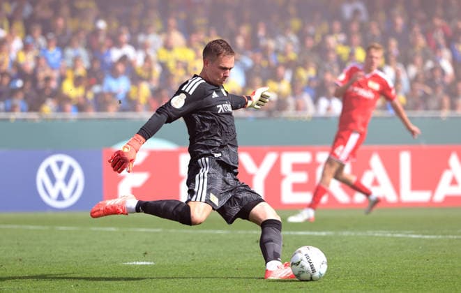 Torwart Matheo Raab am Ball Einzelbild Freisteller Aktion Fußball Fussball DFB Pokal 1. Runde Saison 2026 2027 23.08.2026 Eintracht Braunschweig BTSV vs. 1.FC Union Berlin FCU DFL regulations prohibit any use of photographs as image sequences and or quasi-video *** Goalkeeper Matheo Raab with the ball; single frame; cutout; action; sports; soccer; DFB Cup; 1st round; 2026–2027 season; August 23, 2026; Eintracht Braunschweig (BTSV) vs. 1. FC Union Berlin (FCU); DFL regulations prohibit any use of photographs as image sequences and or quasi-video