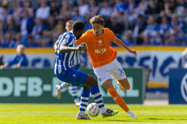 GER, Jena, Fussball, DFB-Pokal, 1. Hauptrunde, FC Carl-Zeiss Jena vs. SV Darmstadt 98 im Bild v.l.: Milan Smit (Darmstadt 98 36), Aktion mit Ball 22.08.2026, EINS Erzgebirgsstadion Aue DFB REGULATIONS PROHIBIT ANY USE OF PHOTOGRAPHS AS IMAGE SEQUENCES AND OR QUASI-VIDEO, *** GER, Jena, Soccer, DFB Cup, 1st Round, FC Carl Zeiss Jena vs. SV Darmstadt 98; pictured from left: Milan Smit (Darmstadt 98, 36), in action with the ball, August 22, 2026, EINS Erzgebirgsstadion, Aue. DFB regulations prohibit any use of photographs as image sequences and or quasi-video, Copyright: HMBxMedia PaulxFritz