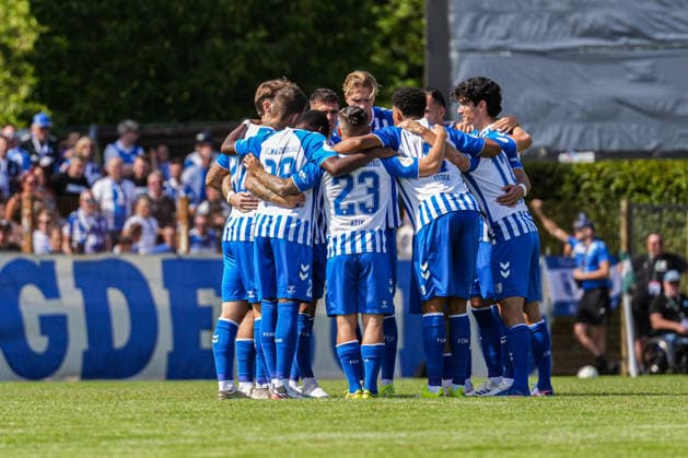 DFB-Pokal: Bahlinger SC vs 1. FC Magdeburg, 22.08.2026 Mannschaftskreis des 1. FC Magdeburg mit den Fans im Hintergrund DFB-Pokal: Bahlinger SC vs 1. FC Magdeburg, Kaiserstuhlstadion, 22.08.2026 DFB DFL REGULATIONS PROHIBIT ANY USE OF PHOTOGRAPHS AS IMAGE SEQUENCES AND OR QUASI-VIDEO. *** DFB Cup: Bahlinger SC vs. 1 FC Magdeburg, August 22, 2026—The 1 FC Magdeburg team huddling with fans in the background. DFB Cup: Bahlinger SC vs. 1 FC Magdeburg, Kaiserstuhlstadion, August 22, 2026 DFB and DFL regulations prohibit any use of photographs as image sequences and or quasi-video Copyright: xBEAUTIFULxSPORTS Boscox