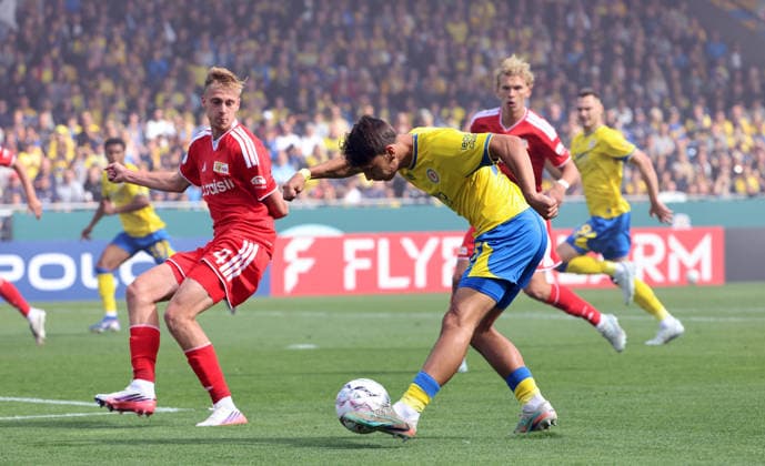 Zeno Van Den Bosch, Max Marie Zweikampf Spielszene Aktion Fußball Fussball DFB Pokal 1. Runde Saison 2026 2027 23.08.2026 Eintracht Braunschweig BTSV vs. 1.FC Union Berlin FCU DFL regulations prohibit any use of photographs as image sequences and or quasi-video *** Zeno Van Den Bosch, Max Marie: Tackle, Game Scene, Action, Sports, Soccer, DFB Cup, First Round, 2026–2027 Season, August 23, 2026, Eintracht Braunschweig (BTSV) vs. 1. FC Union Berlin (FCU). DFL regulations prohibit any use of photographs as image sequences and or quasi-video.