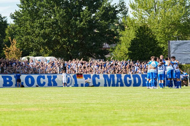 DFB-Pokal: Bahlinger SC vs 1. FC Magdeburg, 22.08.2026 Mannschaftskreis des 1. FC Magdeburg mit den Fans im Hintergrund DFB-Pokal: Bahlinger SC vs 1. FC Magdeburg, Kaiserstuhlstadion, 22.08.2026 DFB DFL REGULATIONS PROHIBIT ANY USE OF PHOTOGRAPHS AS IMAGE SEQUENCES AND OR QUASI-VIDEO. *** DFB Cup: Bahlinger SC vs. 1 FC Magdeburg, August 22, 2026—The 1 FC Magdeburg team huddling with fans in the background. DFB Cup: Bahlinger SC vs. 1 FC Magdeburg, Kaiserstuhlstadion, August 22, 2026 DFB and DFL regulations prohibit any use of photographs as image sequences and or quasi-video Copyright: xBEAUTIFULxSPORTS Boscox