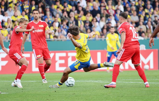 Wooyeong Jeong, Rani Khedira, Max Marie erzielt das Tor zum 1:0 Zweikampf Spielszene Aktion Fußball Fussball DFB Pokal 1. Runde Saison 2026 2027 23.08.2026 Eintracht Braunschweig BTSV vs. 1.FC Union Berlin FCU DFL regulations prohibit any use of photographs as image sequences and or quasi-video *** Wooyeong Jeong, Rani Khedira, Max Marie scores the goal to make it 1–0. Tackle, game action, sports, soccer, DFB Cup, 1st round, 2026–2027 season, August 23, 2026, Eintracht Braunschweig (BTSV) vs. 1. FC Union Berlin (FCU). DFL regulations prohibit any use of photographs as image sequences and or quasi-video