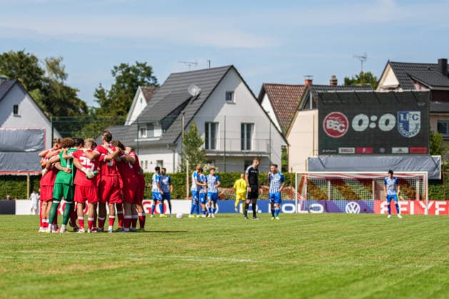 DFB-Pokal: Bahlinger SC vs 1. FC Magdeburg, 22.08.2026 Mannschaftskreis des Bahlinger SC mit Anzeigetafel im Hintergrund DFB-Pokal: Bahlinger SC vs 1. FC Magdeburg, Kaiserstuhlstadion, 22.08.2026 DFB DFL REGULATIONS PROHIBIT ANY USE OF PHOTOGRAPHS AS IMAGE SEQUENCES AND OR QUASI-VIDEO. *** DFB Cup: Bahlinger SC vs. 1 FC Magdeburg, August 22, 2026. The Bahlinger SC team huddle with the scoreboard in the background. DFB Cup: Bahlinger SC vs. 1 FC Magdeburg, Kaiserstuhlstadion, August 22, 2026 DFB and DFL regulations prohibit any use of photographs as image sequences and or quasi-video Copyright: xBEAUTIFULxSPORTS Boscox